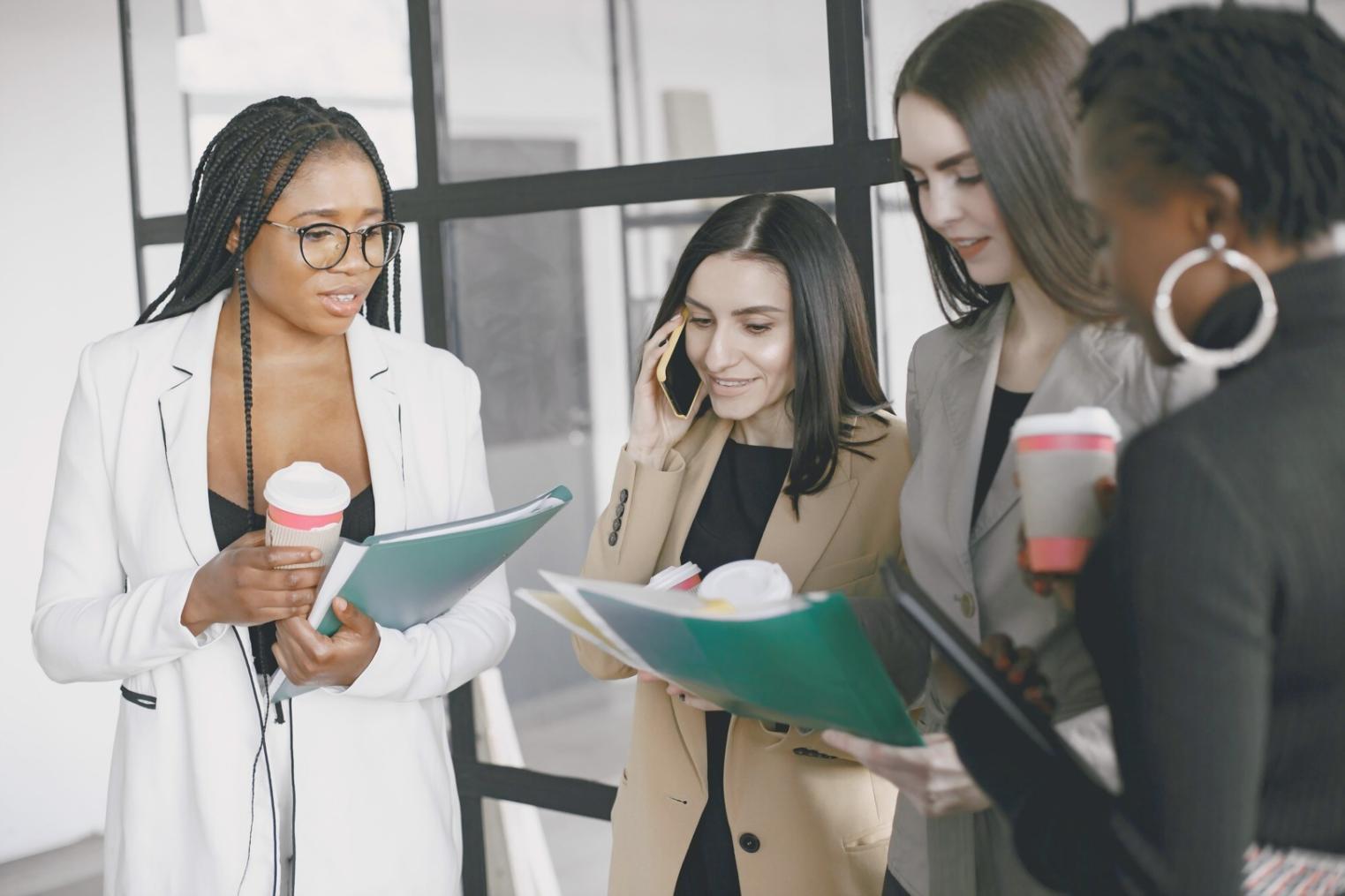 Personne sereine consultant ses finances dans un environnement calme
